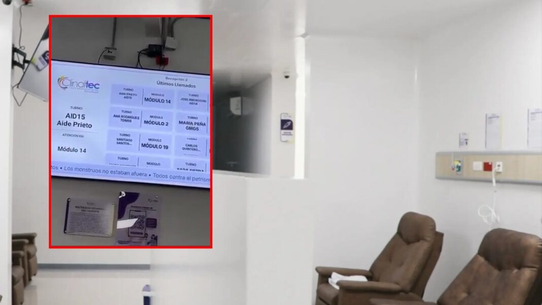 Pantalla de turnos de la Clínica Clinaltec con mensaje político visible