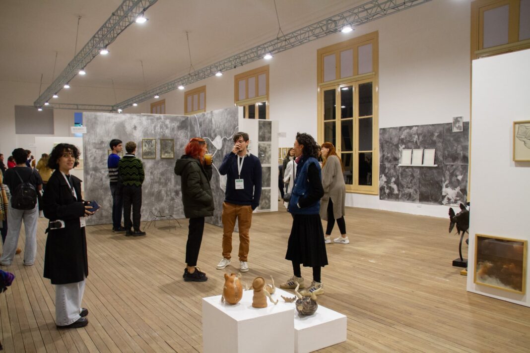 Feria de arte argentino con obras y visitantes
