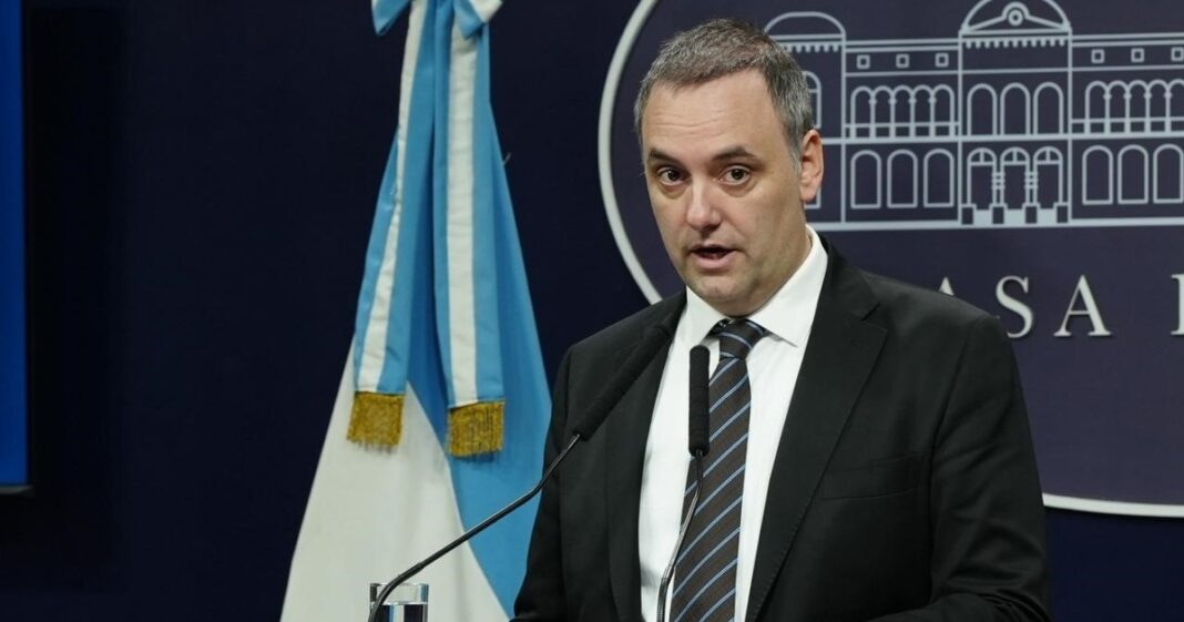 Manuel Adorni en una conferencia de prensa