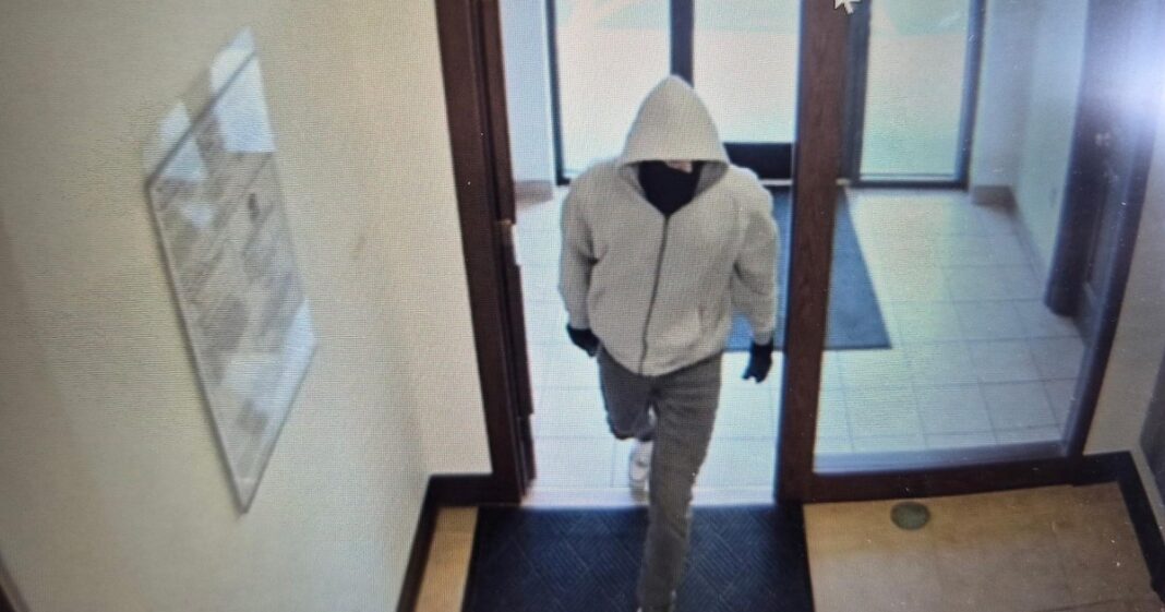 Policía estatal de Kentucky en la escena del tiroteo en un banco de Berea
