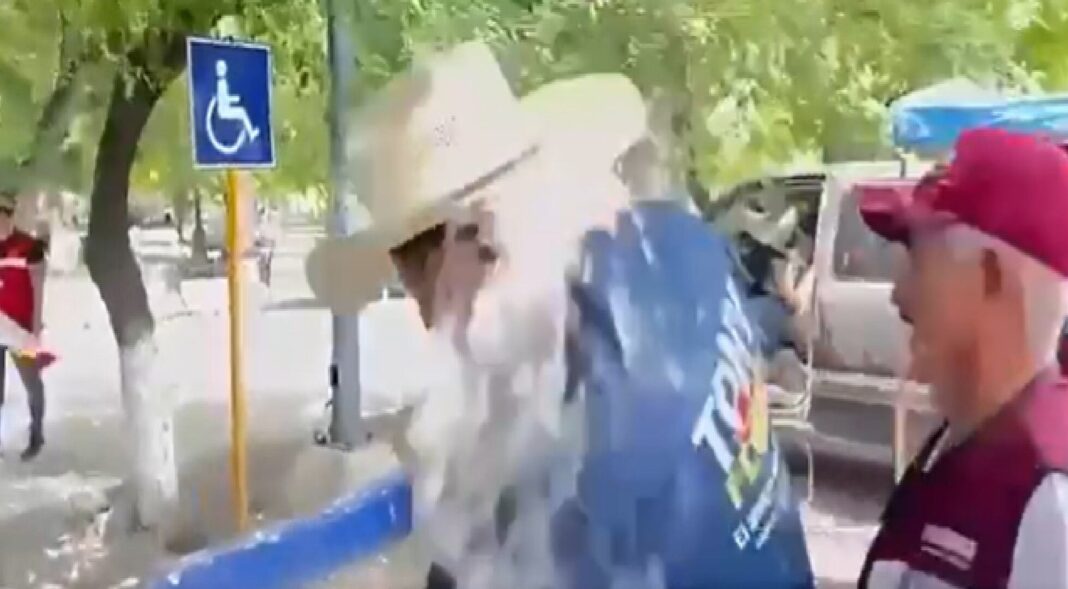 Tony Flores en campaña electoral en San Buenaventura