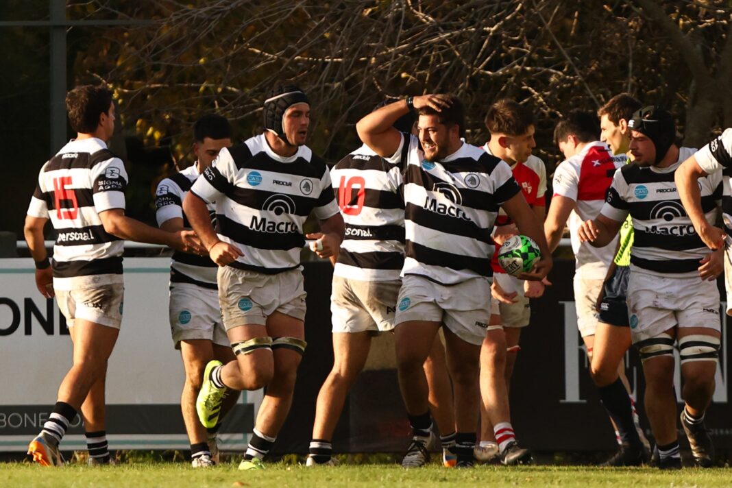 Jugadores del CASI celebrando un try durante el partido contra Los Matreros por el Top 14 de la URBA