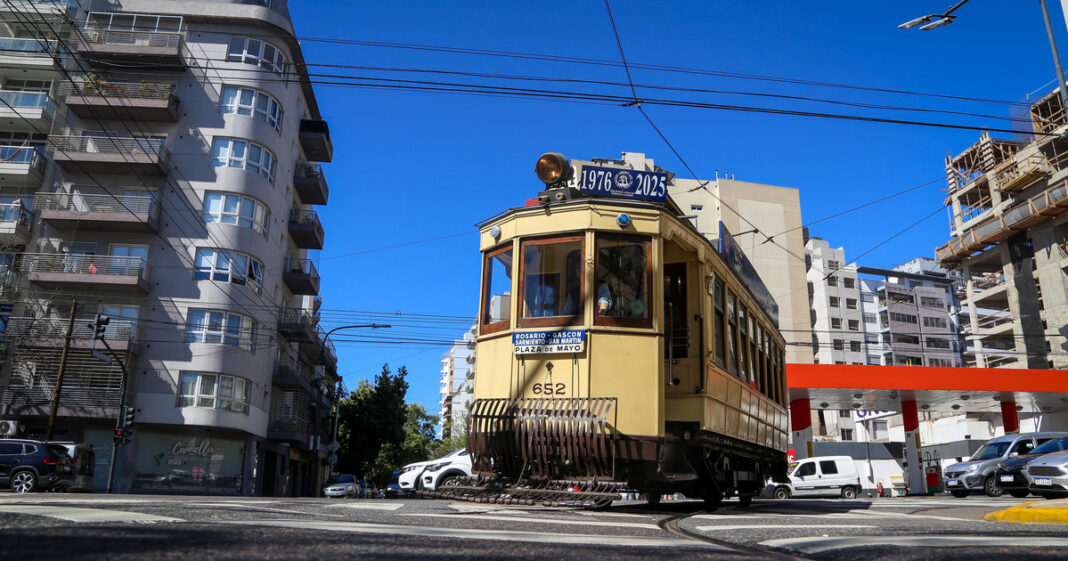 Tranvía histórico de Caballito circulando por las calles del barrio porteño