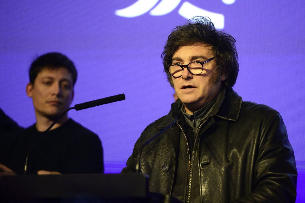 Santiago Caputo y Javier Milei en una reunión oficial