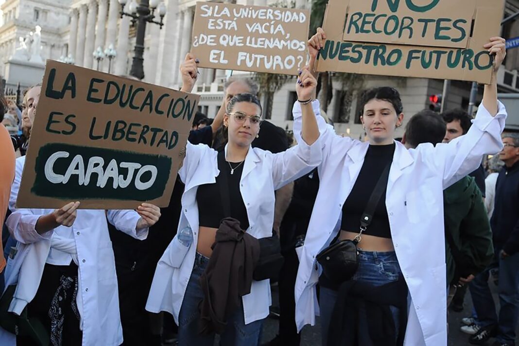 Personas reunidas en Plaza de Mayo con banderas de la UBA en reclamo de presupuesto universitario