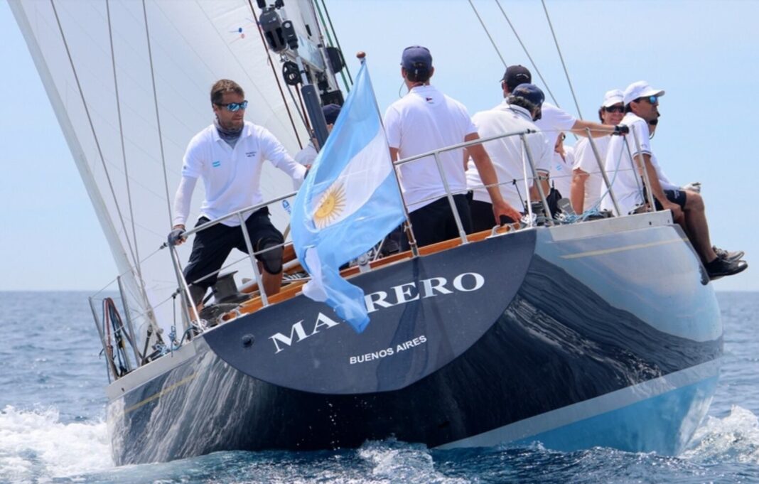 Velero argentino Matrero durante la regata en San Remo