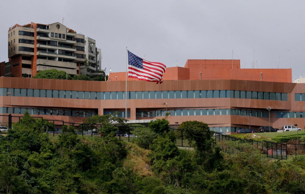 Aeronaves sobrevolando Caracas durante simulacro de evacuación