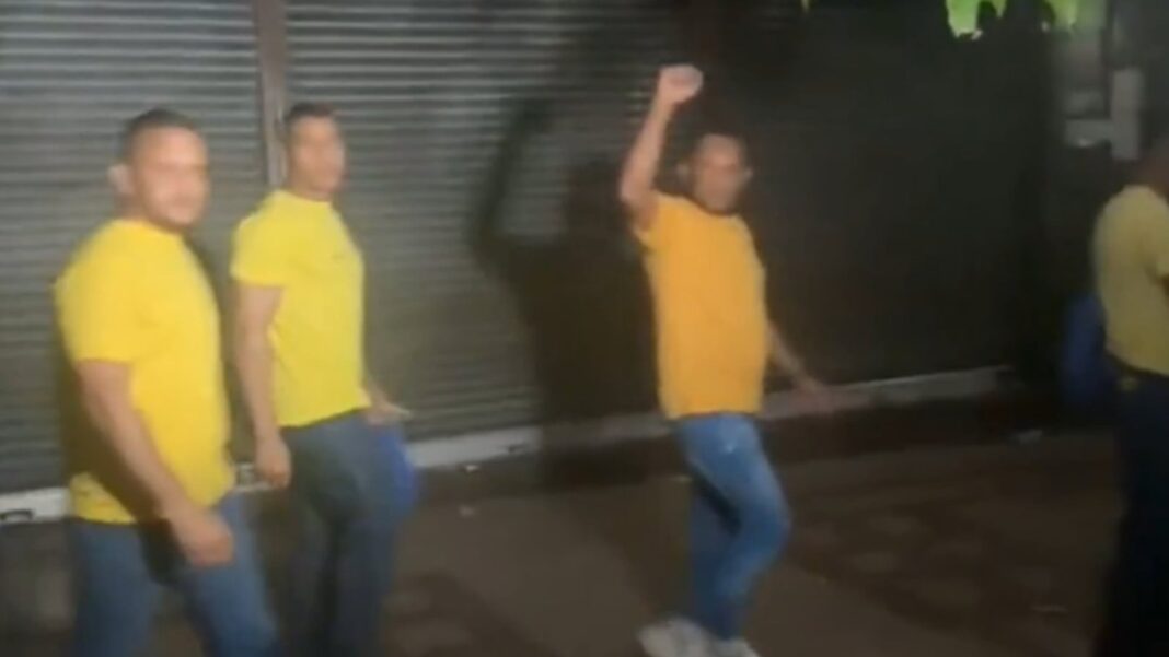 Militares venezolanos liberados abrazan a familiares a la salida del tribunal