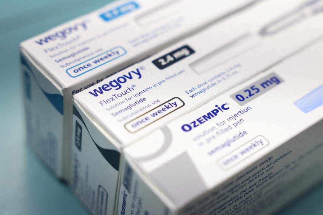 Pastillas Wegovy sobre superficie blanca