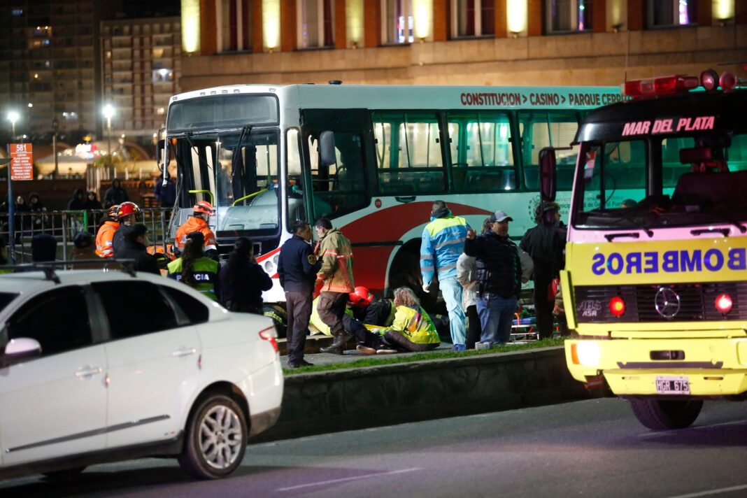 Colectivo de la línea 532 accidentado frente a la rambla de Mar del Plata