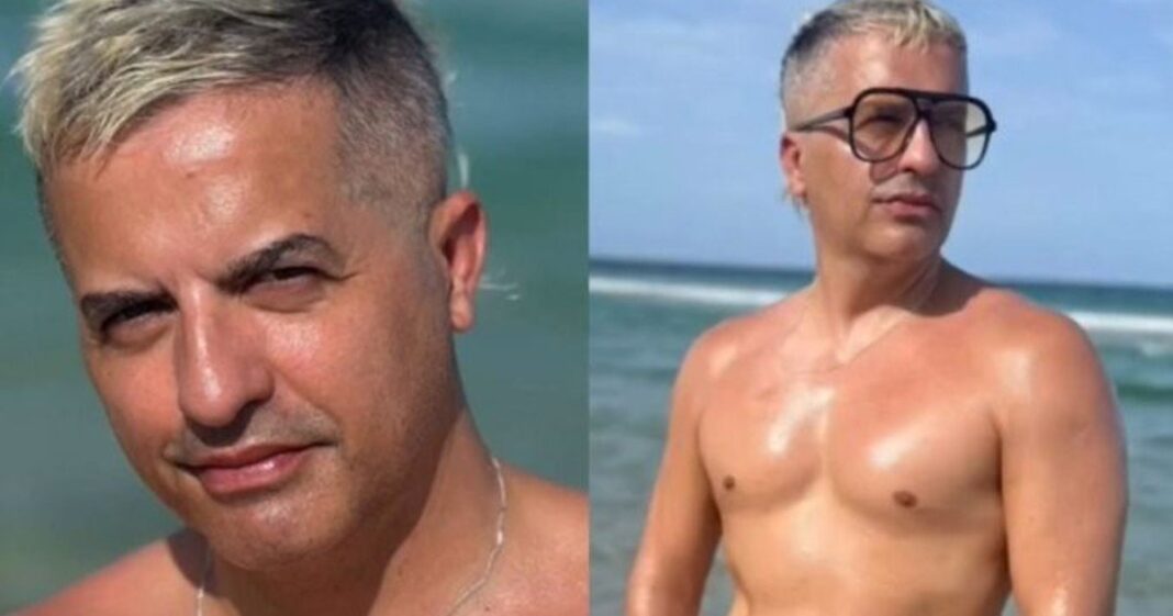 Ángel De Brito en la playa de Miami, con torso desnudo y lentes de sol naranjas