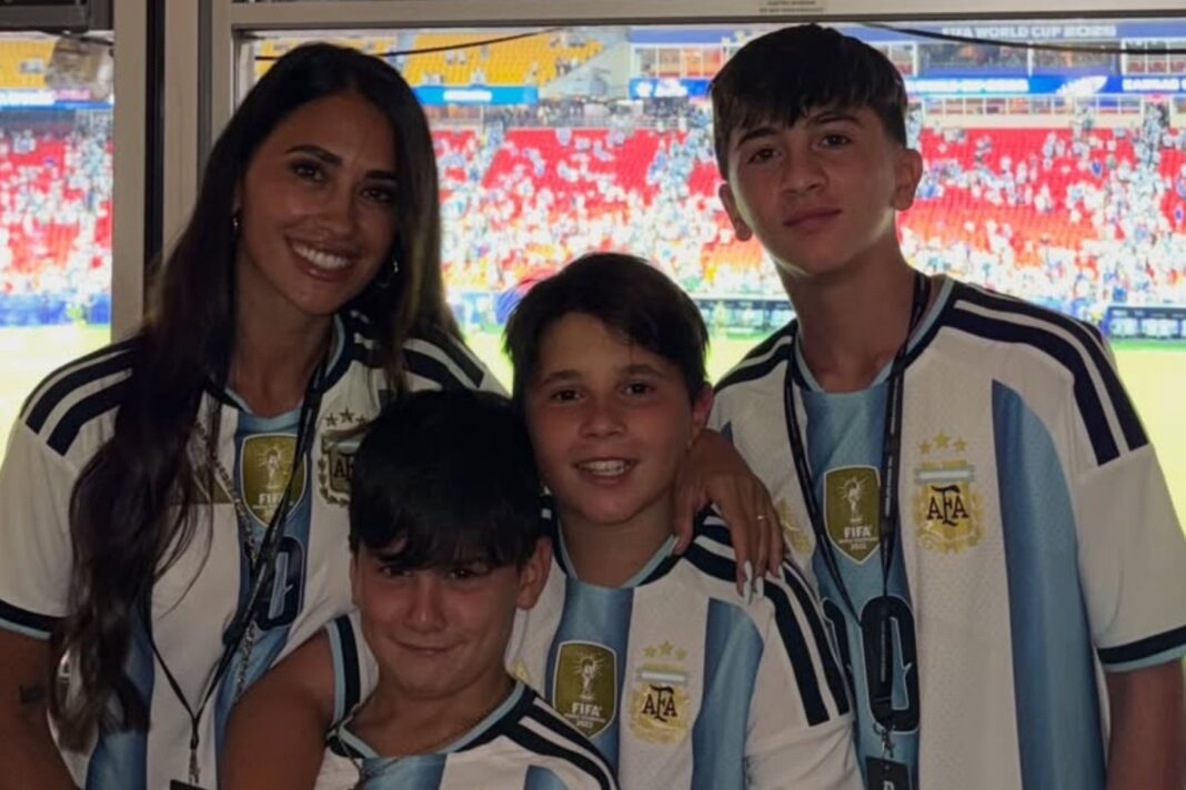 Antonela Roccuzzo y sus hijos con camisetas de la selección argentina en un palco del Estadio Kansas City