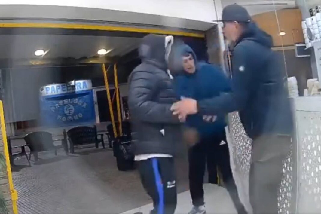 Cámara de seguridad muestra el interior de una heladería durante un asalto