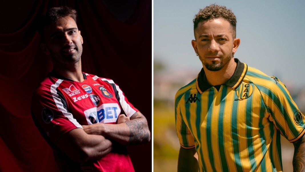 Jugadores de fútbol Adrián Fernández y Mauro Da Luz posan con la camiseta de Atlético Grau