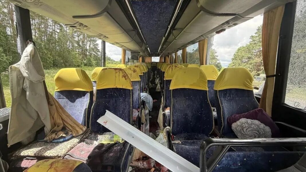 Interior del autobús impactado por el dron
