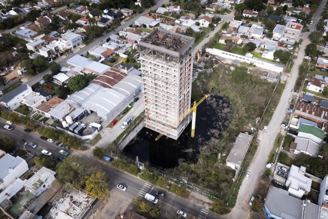 Edificio inconcluso Floreal del Sol en Escobar con grúa torre de 50 metros