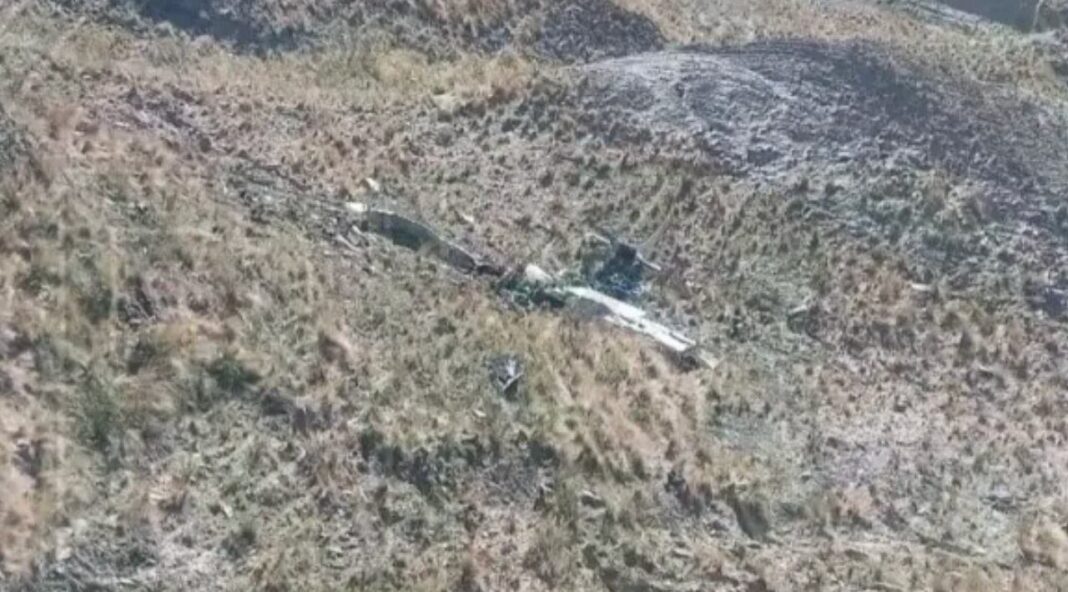 Restos de avión militar boliviano estrellado en Cerro Sayari, Cochabamba