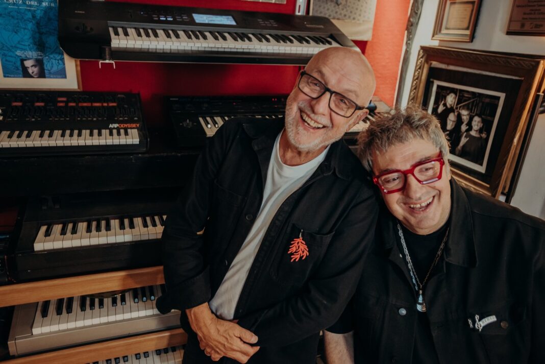 Juan Carlos Baglietto y Lito Vitale posan juntos en el estudio