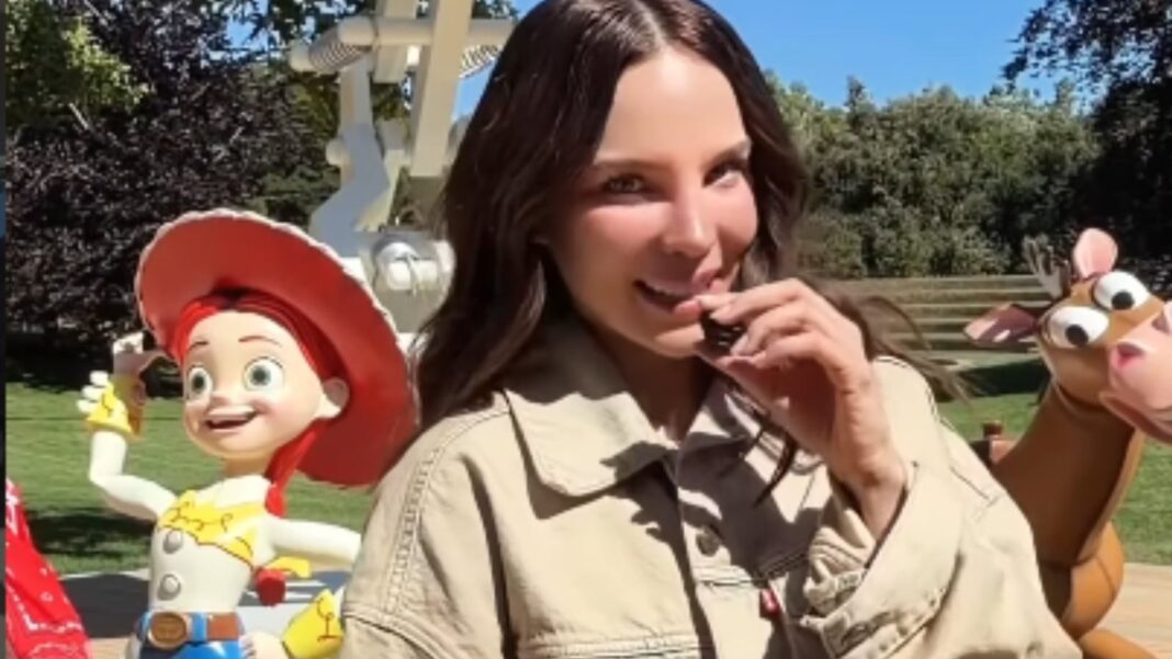 Belinda en los estudios de Pixar junto a figuras de Toy Story
