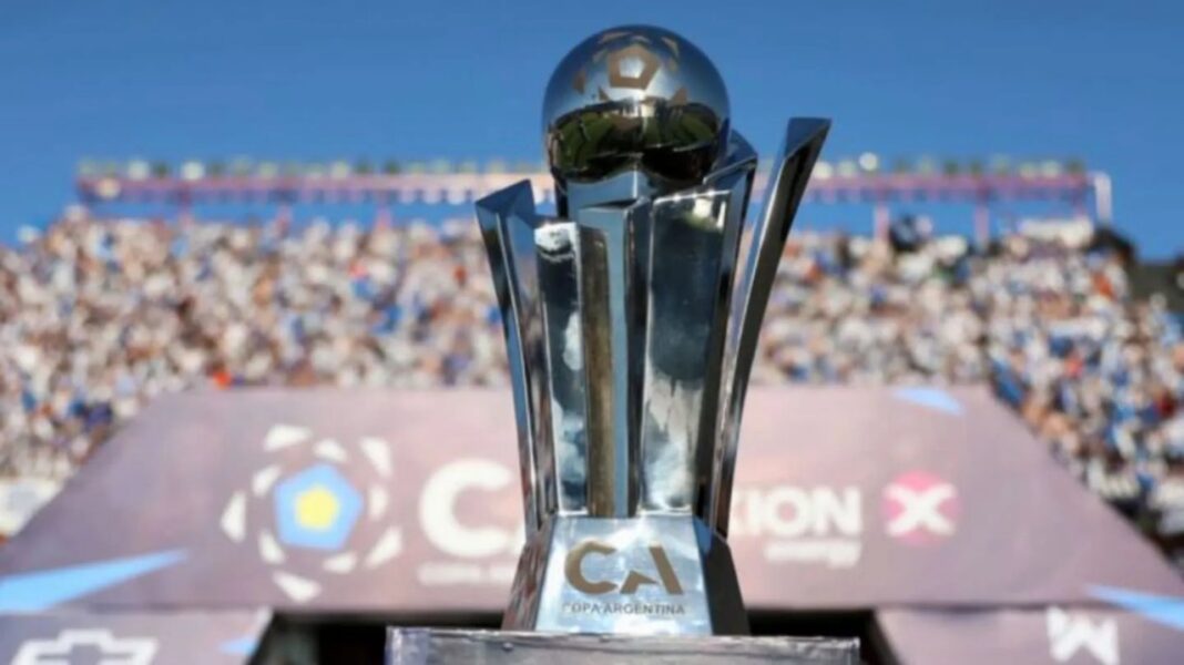Partido de fútbol entre Boca y River por la Copa Argentina
