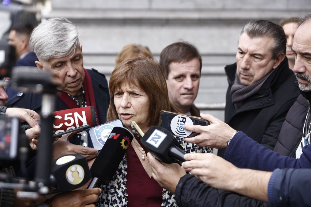 Patricia Bullrich habla en una conferencia de prensa