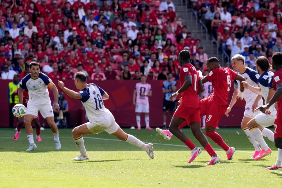 Jugadores de Canadá y Bosnia disputan el balón en el partido del Mundial 2026 en Toronto