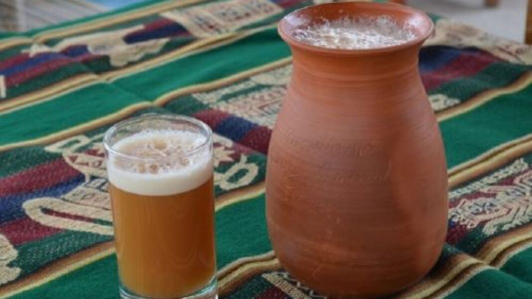 Vasos de chicha de jora servidos en una mesa