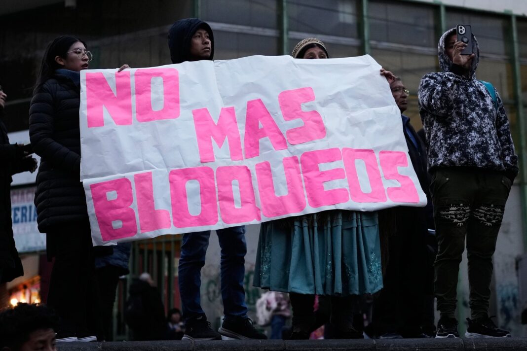 Manifestantes en la plaza San Francisco de La Paz con pancartas contra los bloqueos