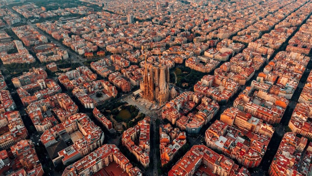 Vista de la ciudad de Barcelona con cielo despejado