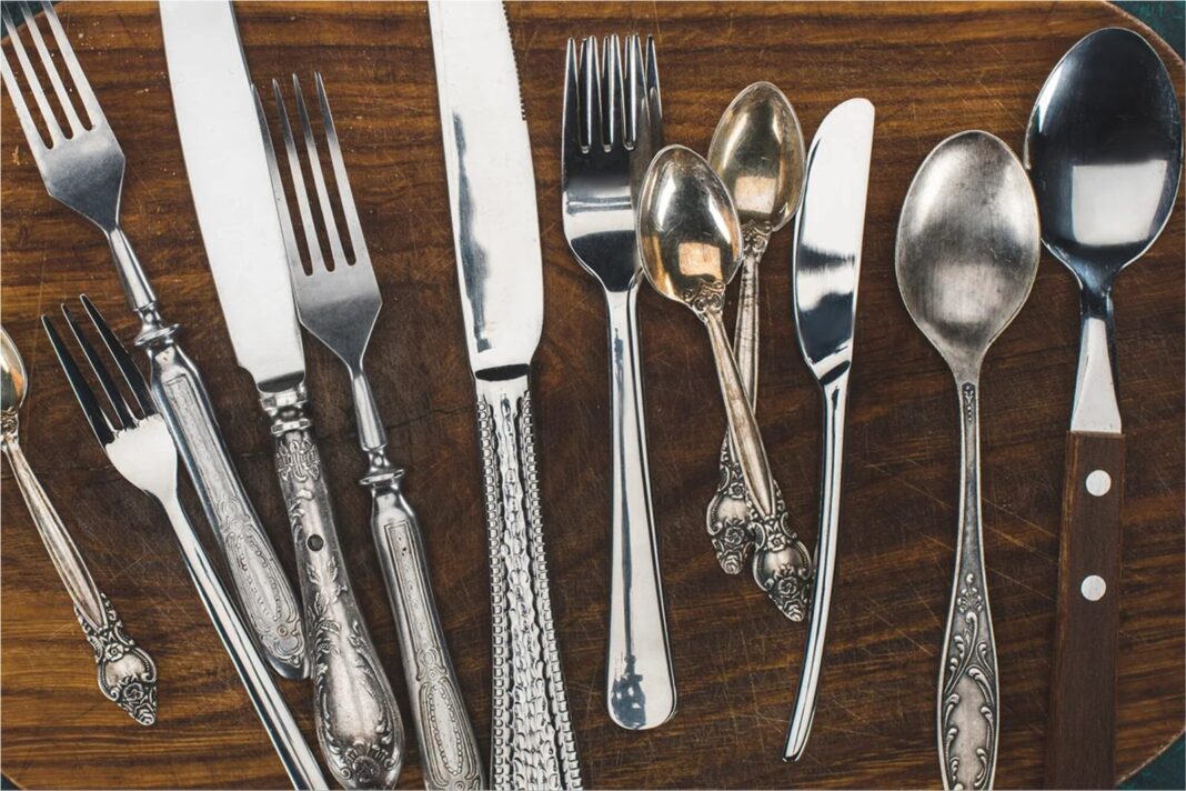 Cubiertos brillantes sobre una mesa