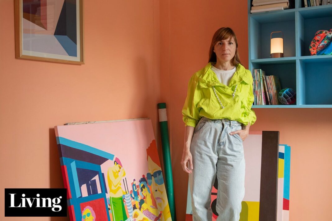 Interior de una casa con combinación de colores vibrantes y pasteles