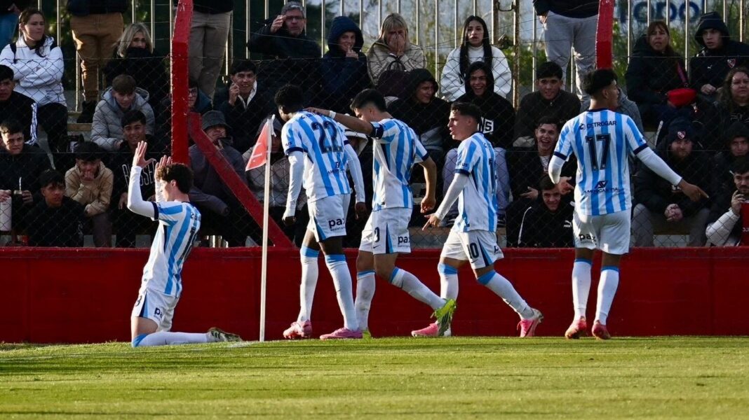 Jugadores de Racing celebrando un gol en el clásico de Reserva contra Independiente