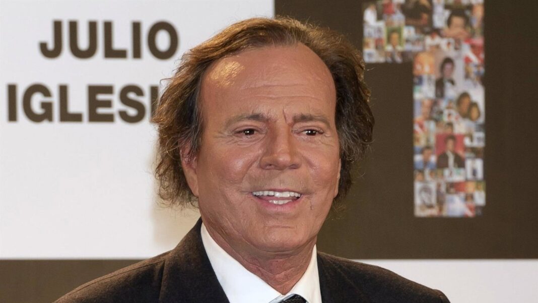Julio Iglesias joven como portero de fútbol