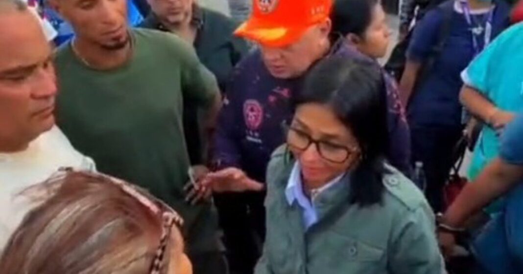 Delcy Rodríguez conversando con vecinos en La Guaira tras los terremotos