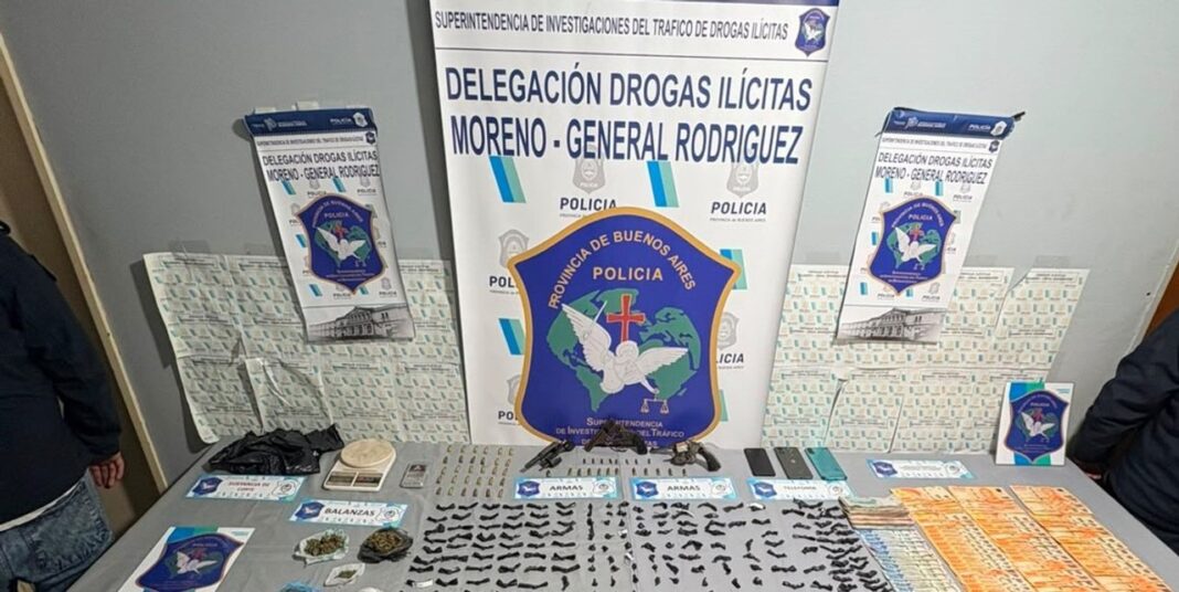 Efectivos policiales durante allanamiento en barrio Güemes de Francisco Alvarez