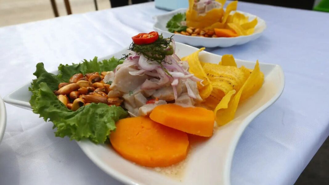 Plato de ceviche peruano con pescado, limón, cebolla y ají