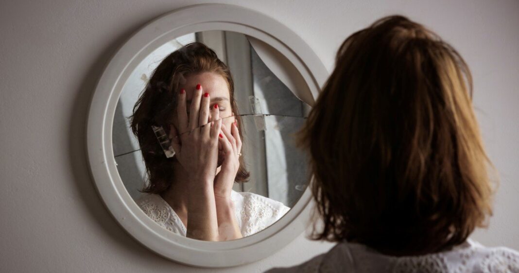 Persona cubierta con frazada en cama, reflejando un día de infortunio