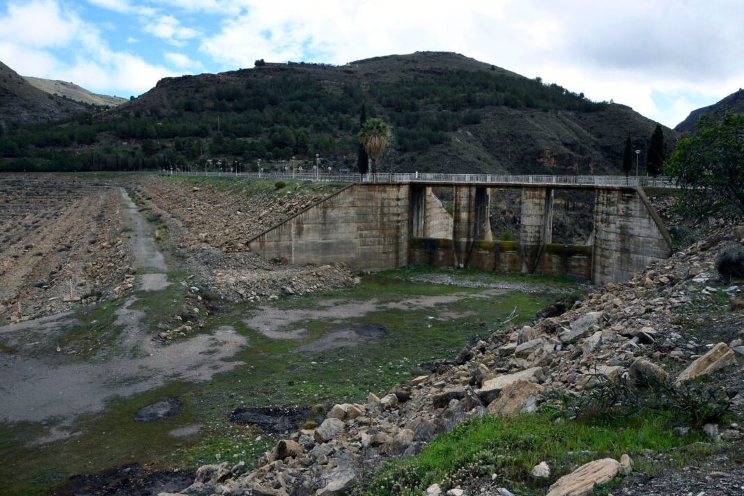 Gráfico de la evolución del agua embalsada en España