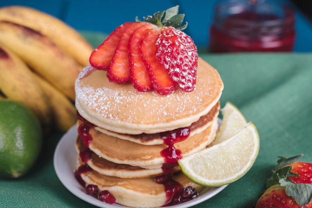 Tortitas apiladas con sirope en un plato