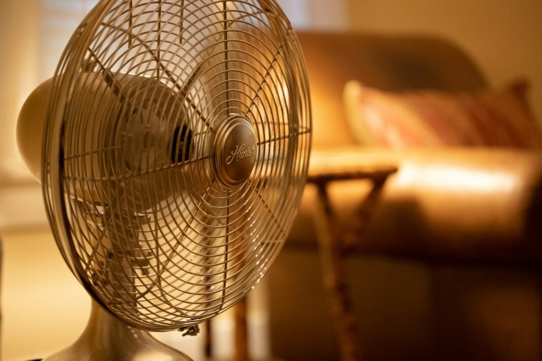Ventilador de pie en una habitación