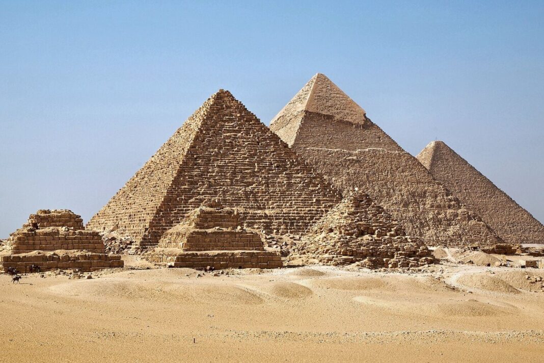 Gran Pirámide de Giza en el desierto egipcio