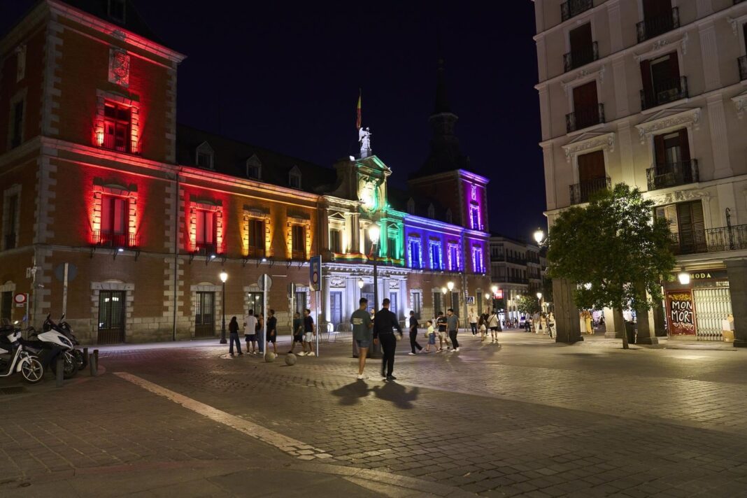 Fachada del Palacio de Santa Cruz iluminada con bandera arcoíris por el Día del Orgullo LGTBI+
