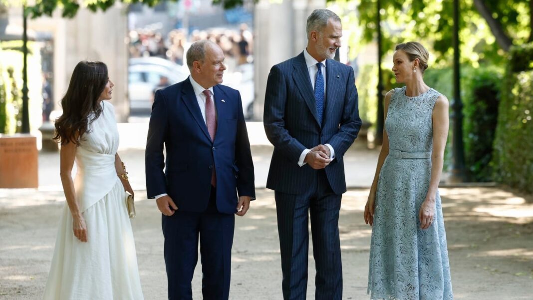 Reyes de España Felipe VI y Letizia junto a príncipes Alberto y Charlène de Mónaco en el Real Jardín Botánico de Madrid