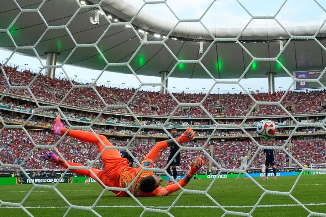 Fernando Muslera con gesto de frustración tras el gol de España en el Mundial 2026