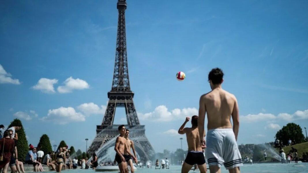 Torre Eiffel con estación de rociado de agua durante ola de calor en Francia