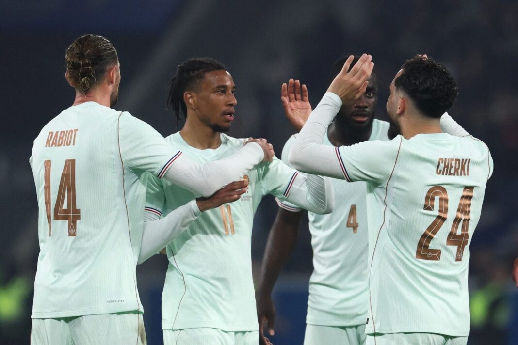 Michael Olise celebra un gol contra Irlanda del Norte