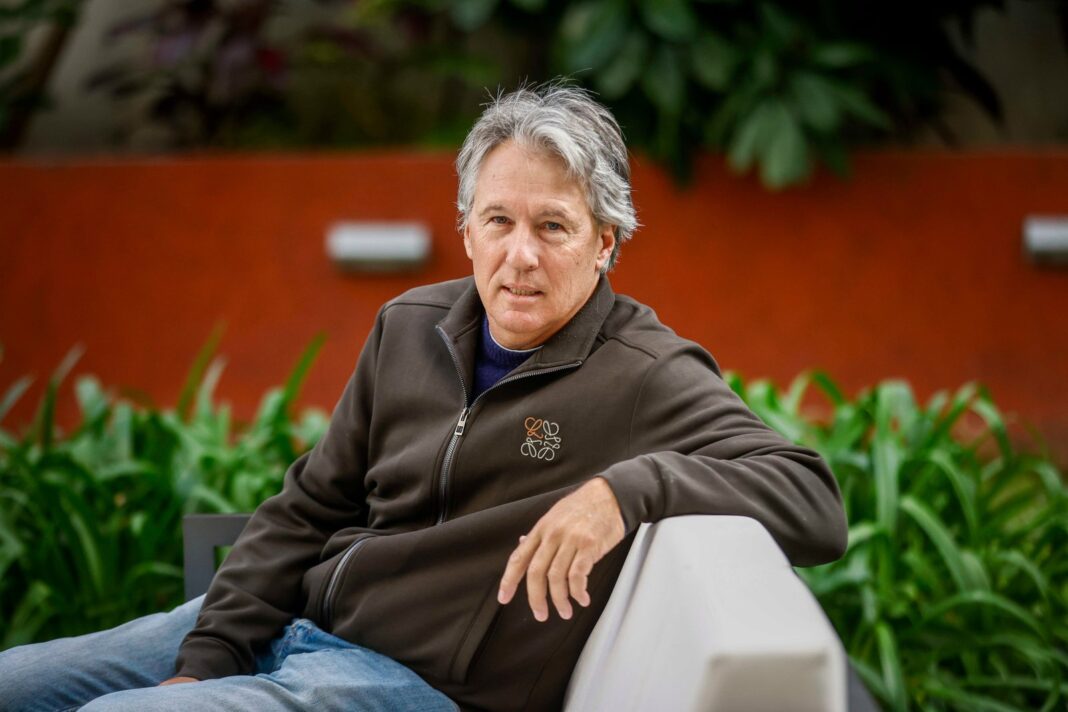 Franco Davin durante una entrevista sobre tenis