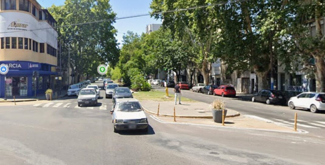 Parada de colectivo en La Plata donde ocurrió el robo