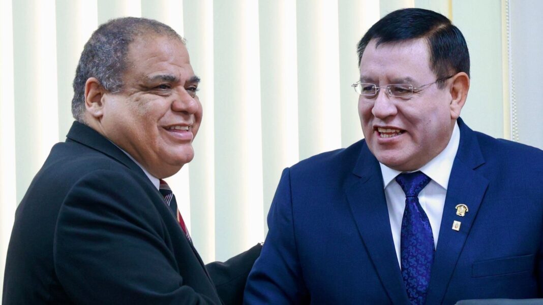 Ministro de Economía Rodolfo Acuña Namihas en una reunión del Congreso