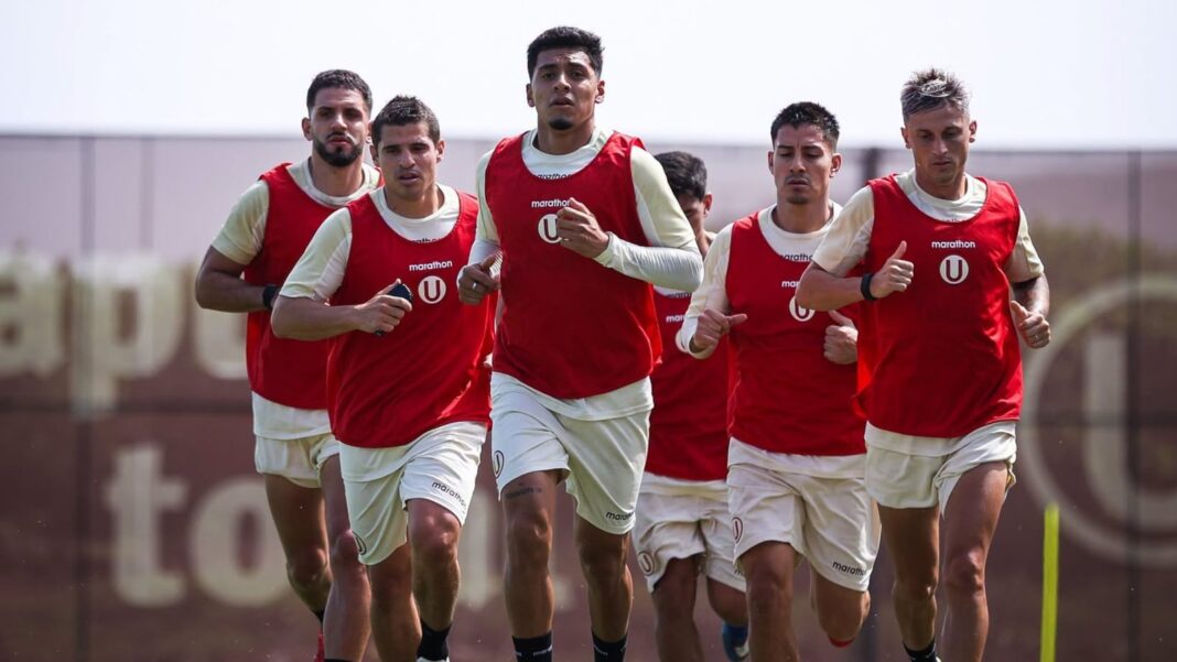 Héctor Cúper dirigiendo entrenamiento de Universitario de Deportes en Campo Mar